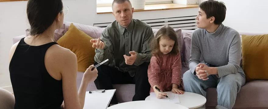 Jak powiedzieć dziecku o rozwodzie? PORADY specjalistów