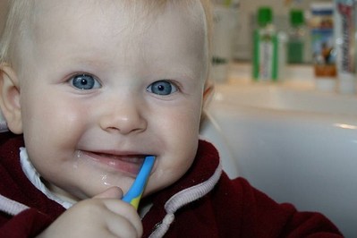 Pasta do zębów z fluorem czy bez? Mamo, czy wiesz gdzie jeszcze jest fluor?