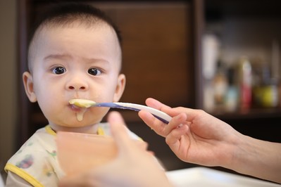 Karmienie dziecka: czy możemy zmuszać dziecko do jedzenia?