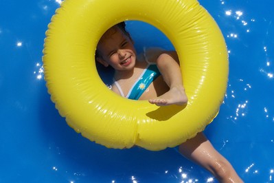 Dlaczego dzieci powinny na basenie zakładać czepek?