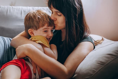 Mama i syn – jak nie wpaść w pułapkę „zastępowania ojca"? Równowaga między bliskością a nadodpowiedzialnością dziecka