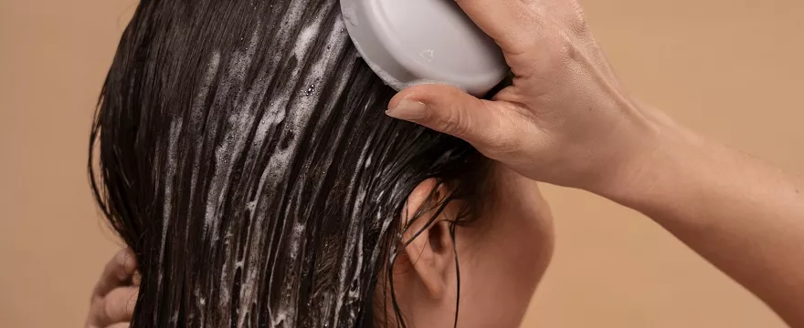 Oczyszczanie skóry głowy: jak często i dlaczego jest to takie ważne?