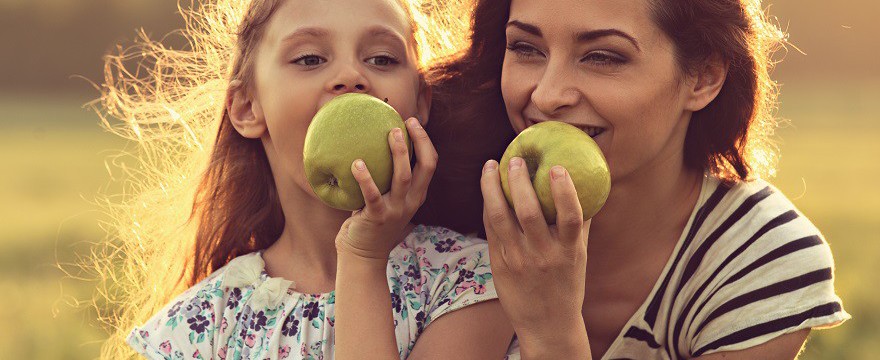 Jak pomóc swojemu dziecku przezwyciężyć problem z zaparciami?