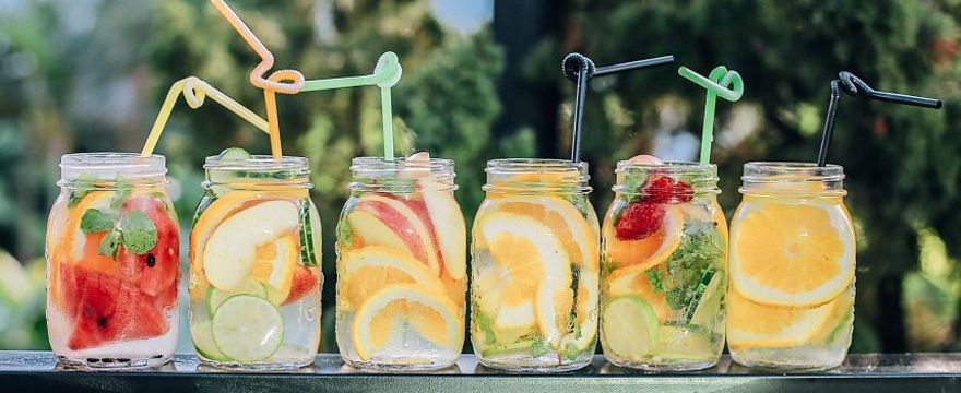 Ekspert radzi: Co pić w upał? PRZEPISY na zdrowe napoje na lato!