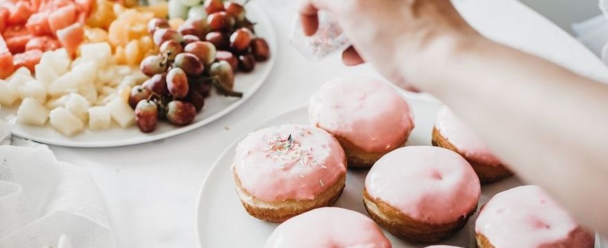 Jak przechowywać pączki i faworki aby długo były świeże? SPOSOBY