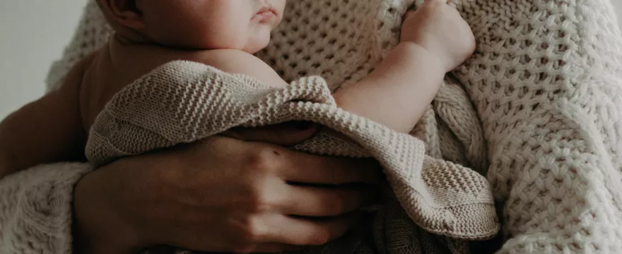 Pierwsze tygodnie po porodzie – jak organizować czas z noworodkiem?