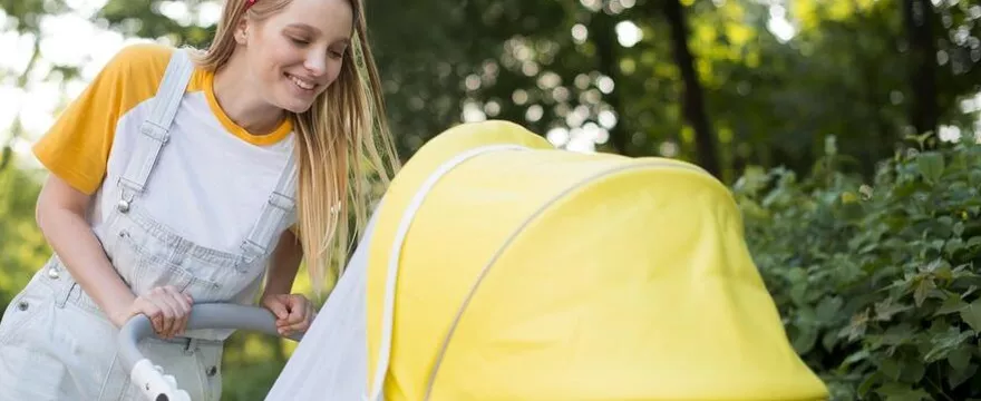 Zakrywanie od słońca wózka pieluchą - czy to ma sens?