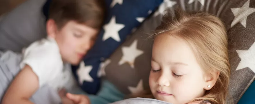 Pierwsza nocowanka – kiedy dziecko jest na nią gotowe?