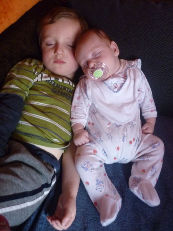 śpiące rodzeństwo 3,5 letni Kamilek i 7-tygodniowa Patrycja