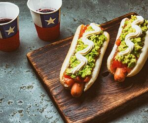 Mini hot-dogi z guacamole i salsą pomidorową